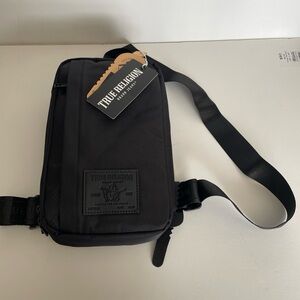 NEW True Religion Porter Men’s Crossbody Adj. Strap Sling Bag Black
